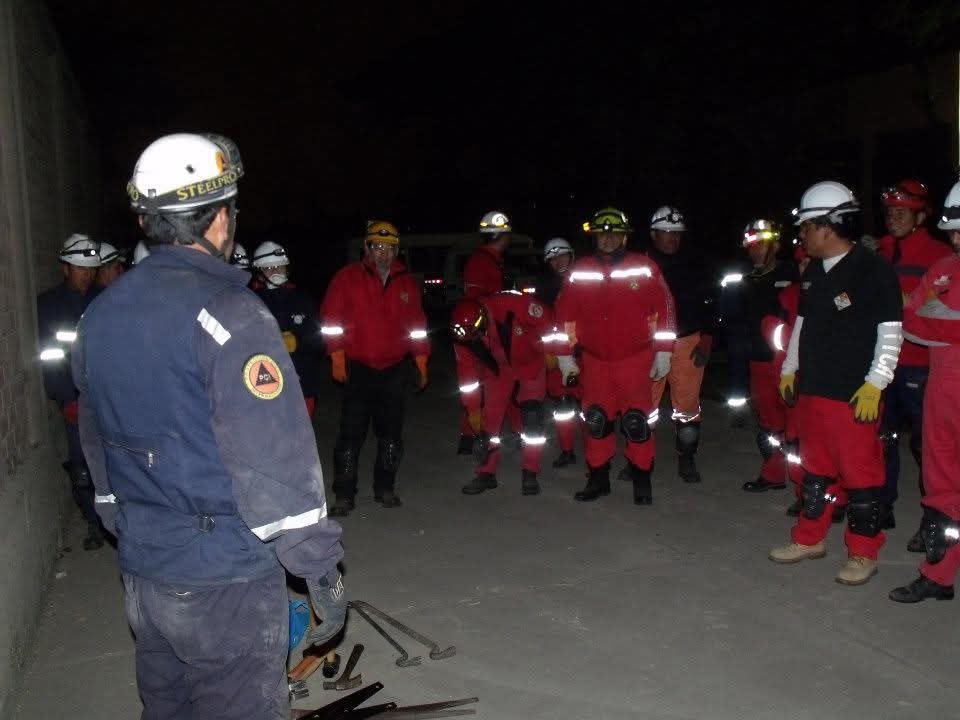 Capacitación a brigadistas en la noche
